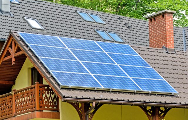 Solpaneler solceller på hustak